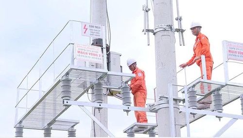 Công nhân Điện lực Mường Lát kiểm tra hệ thống mạch vòng trên địa bàn xã Mường Lát. Ảnh: Xuân Thu