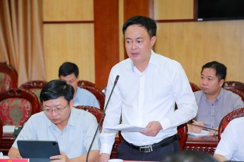 Giám đốc Sở Nội vụ Lê Ngọc Hợp báo cáo tại phiên họp.