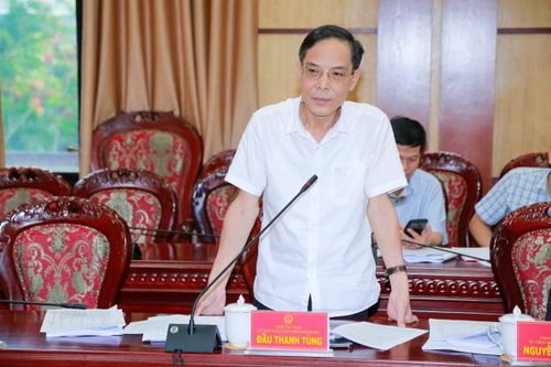 Phó Chủ tịch UBND tỉnh Đầu Thanh Tùng phát biểu tại phiên họp.