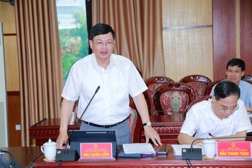 Phó Chủ tịch Thường trực UBND tỉnh Mai Xuân Liêm phát biểu tại phiên họp.