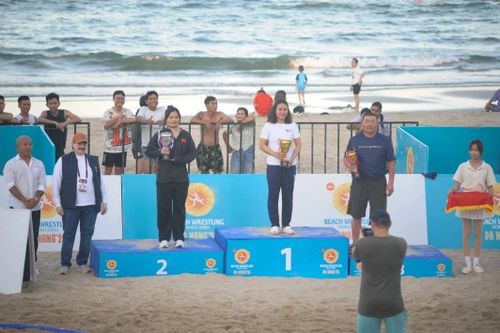 HLV Lương Thị Quyên đại diện Ban huấn luyện đội tuyển U17 Việt Nam nhận cúp vàng cho thành tích nhất toàn đoàn nữ Vật bãi biển U17 châu Á. (Ảnh: Vật VN).