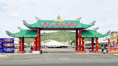 Công tác chuẩn bị cho Lễ hội Vía Bà Chúa Xứ núi Sam đang khẩn trương triển khai. Ảnh: THANH TIẾN
