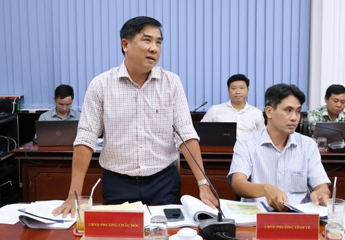 Đại diện UBND phường Châu Đốc phát biểu tại cuộc họp.