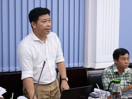 Đại diện đơn vị tư vấn trình bày nội dung của quy hoạch chung đô thị Châu Đốc đến năm 2050.