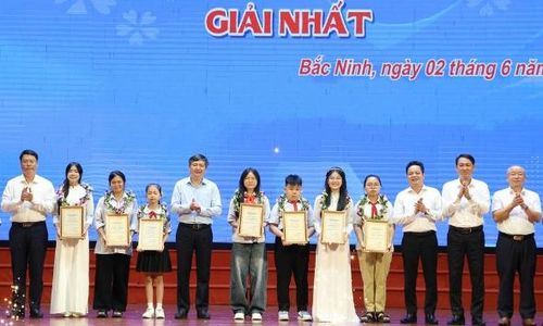 Ban tổ chức chúc mừng 7 thí sinh đạt giải Nhất. 