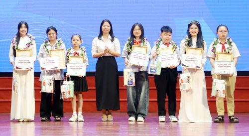  Trung tâm Tiếng Anh Ielts fighter and Ms Hoa Junior trao tặng học bổng cho các thí sinh đạt giải Nhất cuộc thi Đại sứ văn hóa đọc tỉnh Bắc Ninh năm 2026. 