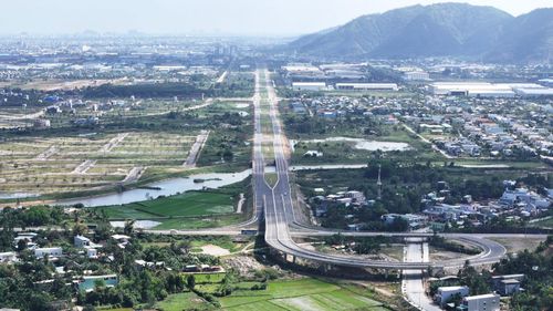 Phát triển hạ tầng giao thông được xem là chiến lược mở rộng không gian đô thị, phát triển kinh tế-xã hội. Ảnh: KHÁNH HÀ