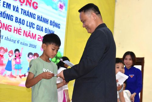 Ông Trần Văn Tuấn, Chủ tịch Tập đoàn Thái Bảo tặng quà cho trẻ em có hoàn cảnh khó khăn trên địa bàn. Ảnh: DUY THÁI