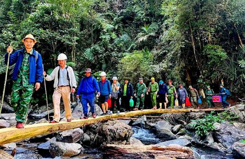 Đoàn công tác xã Avương vượt hơn 15km đường rừng, băng suối đến thăm hỏi, động viên và hỗ trợ người dân thôn Aur. Ảnh: HIỀN THÚY