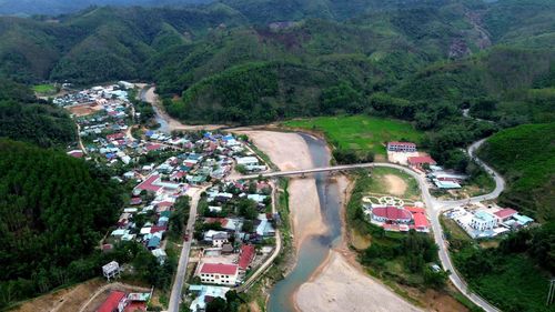 Trung tâm hành chính xã Avương từng bước đổi thay đáp ứng nhu cầu phát triển vùng biên. Ảnh: HIỀN THÚY