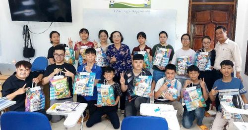 Hội Từ thiện và Bảo vệ quyền trẻ em thành phố tặng quà cho các em nhỏ đang theo học tại Trung tâm Ký hiệu ngôn ngữ, phường Tam Kỳ. Ảnh: HỒNG PHÚC