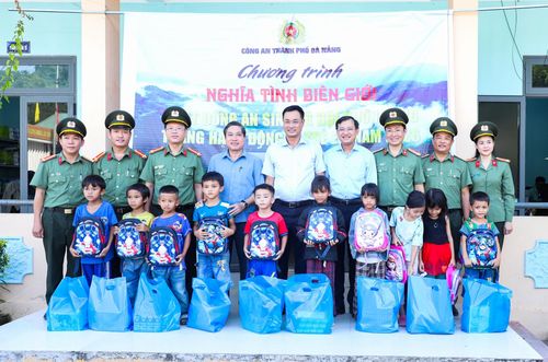 Bí thư Thành ủy Lê Ngọc Quang trao quà cho các cháu thiếu nhi. Ảnh: NGỌC PHÚ