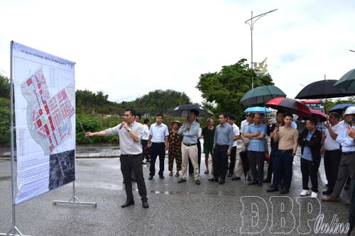 Các nhà đầu tư khảo sát thực địa Khu đa chức năng đường 7/5, phường Điện Biên Phủ. Ảnh: Văn Quyết