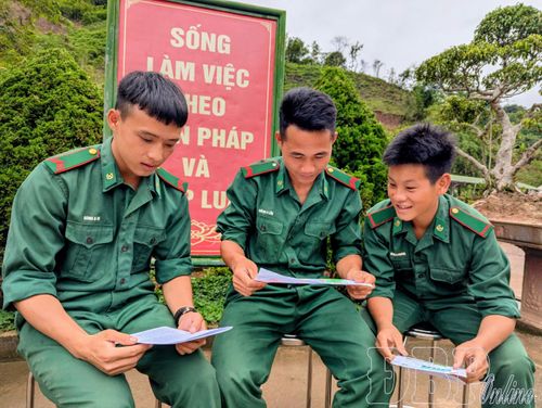 Những lá thư và bức tranh từ hậu phương mang đến niềm vui, nguồn động viên tinh thần lớn lao cho cán bộ, chiến sĩ Đồn Biên phòng Nậm Nhừ.
