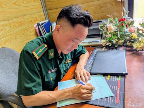 Cán bộ Đồn Biên phòng Nậm Nhừ viết thư gửi con nơi hậu phương nhân dịp Quốc tế Thiếu nhi 1/6.