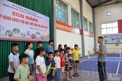 Huấn luyện viên phổ biến nội quy, chương trình tập luyện cho học viên lớp năng khiếu cầu lông trước khi vào khóa học hè.