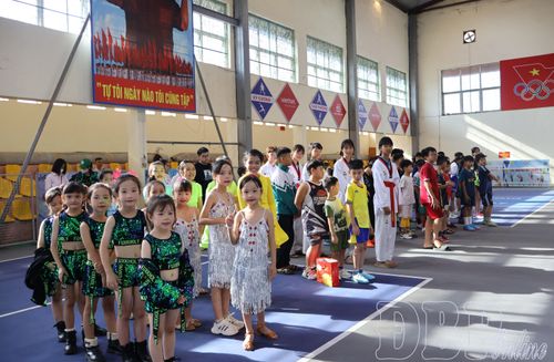 Các lớp năng khiếu thu hút đông đảo thanh thiếu niên, nhi đồng tham gia.