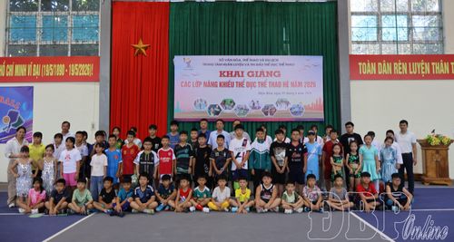Ban lãnh đạo Trung tâm, huấn luyện viên và học viên chụp ảnh lưu niệm tại lễ khai giảng, khởi đầu một mùa hè rèn luyện, trải nghiệm và phát triển năng khiếu thể thao.