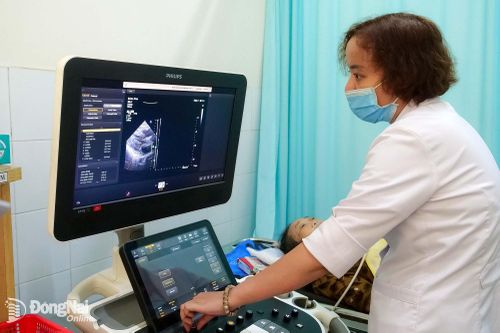 Bác sĩ Bệnh viện Đa khoa Thống Nhất siêu âm tim cho bệnh nhân lớn tuổi. Ảnh: Hạnh Dung