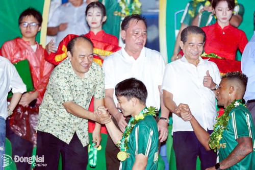 Ông Phạm Hương Sơn, Chủ tịch CLB Trường Tươi Đồng Nai hạnh phúc với chức vô địch - Ảnh: Nguyễn Tấn