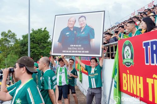 Ảnh 2 vợ chồng Cựu chiến binh Phạm Công Trường và Nguyễn Thị Hồng Tươi được CĐV trịnh trọng dương cao trên khán đài - Ảnh: Nguyễn Tấn