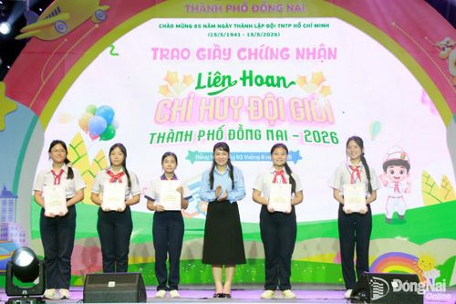 Phó Bí thư Thành đoàn, Chủ tịch Hội Sinh viên thành phố, Chủ tịch Hội đồng Đội thành phố Nguyễn Trần Phương Hà trao giấy chứng nhận cho các cá nhân tham gia và hoàn thành Liên hoan chỉ huy Đội giỏi thành phố Đồng Nai năm 2026. Ảnh: Nga Sơn