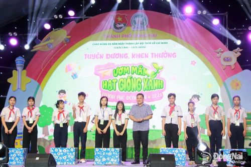 Phó Bí thư Thành đoàn Nguyễn Hiếu Trung trao quà cho các đội tham gia nhiệt tình, trách nhiệm và đạt kết quả cao tại Hành trình ươm mầm hạt giống xanh và Liên hoan chỉ huy Đội giỏi thành phố Đồng Nai năm 2026. Ảnh: Nga Sơn