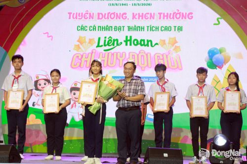 Thành ủy viên, Phó Chủ tịch Ủy ban MTTQ Việt Nam thành phố, Bí thư Thành đoàn Nguyễn Minh Kiên trao giải nhất cho Cán bộ chỉ huy Đội đạt thành tích xuất sắc tại liên hoan. Ảnh: Nga Sơn