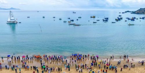  Các đội đua thuyền rồng tranh tài tại chương trình “Thị Nại thuyền vui” trên biển Nhơn Lý. Ảnh: Ngọc Nhuận 