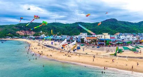  Những cánh diều nghệ thuật rực rỡ bay trên bầu trời Nhơn Hải tại Liên hoan diều “Quy Nhơn Đông - sắc màu diều Việt”. Ảnh: Ngọc Nhuận 