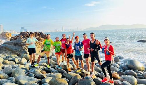  Nhóm runner chạy bộ quanh núi Xuân Vân xuống check-in tại Bãi Trứng. Ảnh H.X 