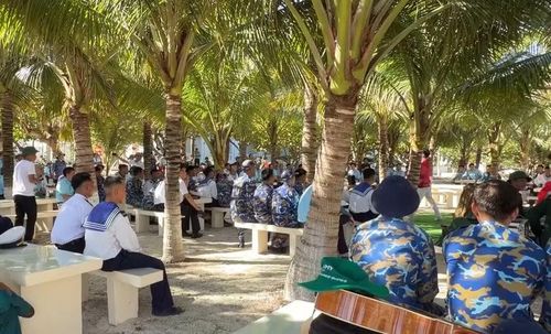 Cán bộ chiến sĩ đảo Đá Tây A nghỉ ngơi sinh hoạt dưới tán dừa. Ảnh: Mỹ Hà