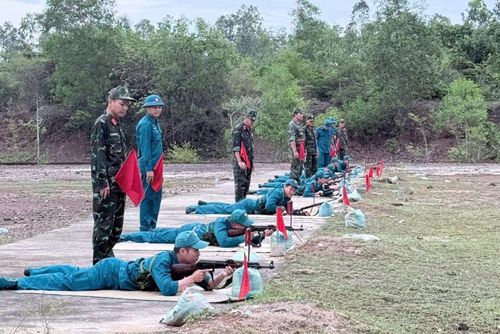 Các chiến sĩ thực hành bài kiểm tra tư thế nằm bắn.