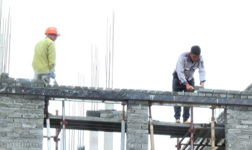 Công nhân thi công Trường Phổ thông Dân tộc nội trú Tiểu học và THCS Pha Long.