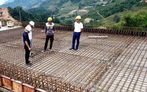 Chủ đầu tư và tư vấn giám sát kiểm tra kỹ lưỡng trước khi đổ bê tông bản mặt cầu.