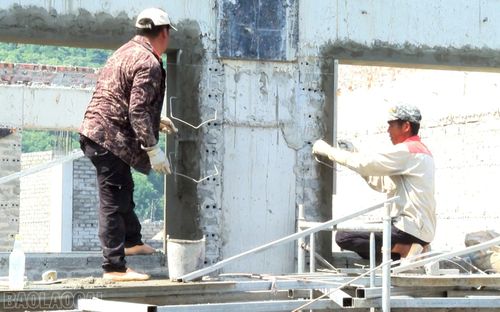 Công nhân hoàn thiện từng hạng mục công trình Trường Phổ thông Dân tộc nội trú Tiểu học và THCS Mường Khương.