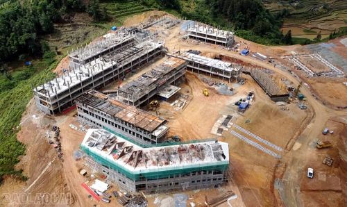 Công trường xây dựng Trường Phổ thông Dân tộc nội trú Tiểu học và THCS Pha Long.