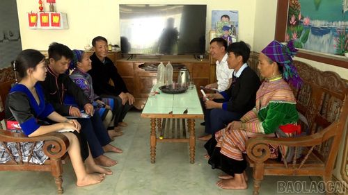 Người Mông thôn Trung Tâm cùng ôn lại những câu chuyện về những ngày đầu đến lập nghiệp ở Mỏ Vàng.