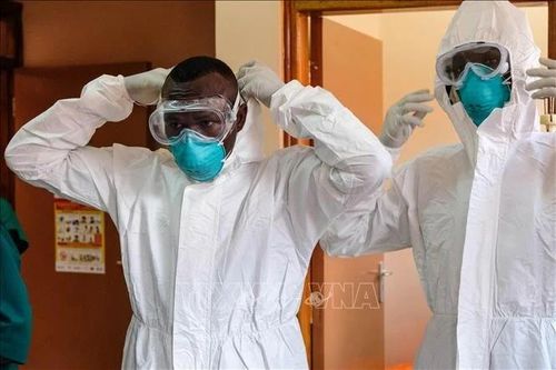 Nhân viên y tế làm việc tại khu vực cách ly và điều trị bệnh nhân nhiễm virus Ebola tại Entebbe, Uganda.