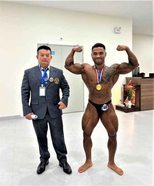 Lực sĩ Ya Lý và ông Phù Tường Linh, HLV trưởng đội tuyển Thể hình và Fitness Lâm Đồng
