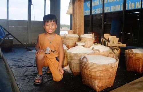 Nguyễn Quốc Khánh, bảy tuổi, diêm dân nhí của ấp đảo Thiềng Liềng.