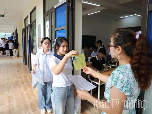 Đúng 7h15, các thí sinh được gọi vào phòng thi theo số báo danh.