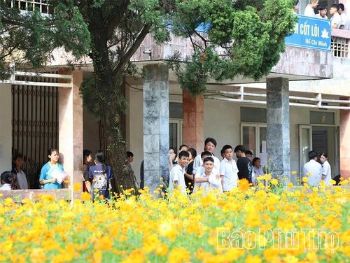 Các thí sinh tại Hội đồng thi tuyển sinh vào lớp 10 Trường THPT Lương Sơn chuẩn bị vào thi môn Toán.