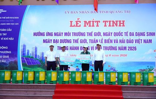 Ban Tổ chức tặng thùng đựng rác cho Trường THCS Đồng Hải - Ảnh: Thùy Trang