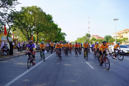 Diễu hành bằng xe đạp hưởng ứng Tháng Hành động vì môi trường - Ảnh: Thùy Trang