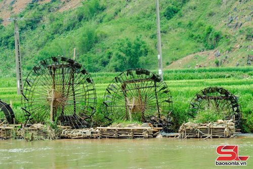 Những cọn nước bản Nong Lạnh, xã Lọng Hẹ đưa nước từ suối lên tưới tiêu những thửa ruộng .