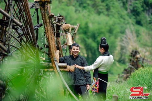 Cuộc sống của người đồng bào dân tộc Thái tại xã Long Hẹ gắn bó với sản xuất lúa nước.