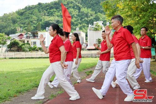 Các thành viên CLB tập bài thể dục dưỡng sinh