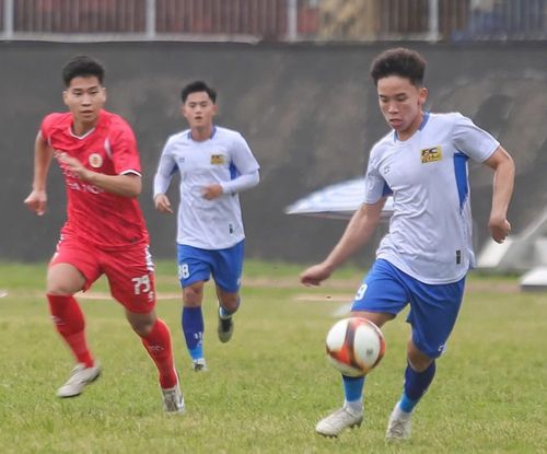 Một pha tranh chấp trong trận thắng 1-0 của CLB Bóng đá Huế trước CLB Trẻ Công an Hà Nội (đỏ) ở lượt đi. Ảnh: CLB Bóng đá Huế