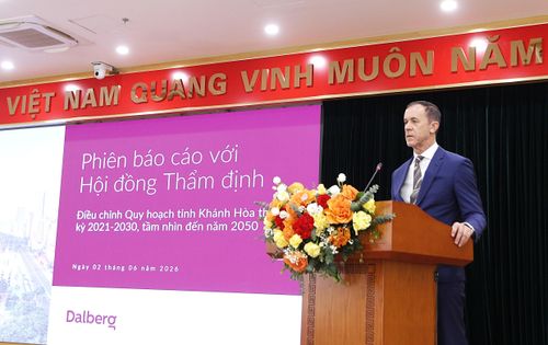 Đại diện đơn vị tư vấn báo cáo tóm tắt về điều chỉnh quy hoạch tỉnh Khánh Hòa thời kỳ 2021 - 2030, tầm nhìn đến năm 2050.